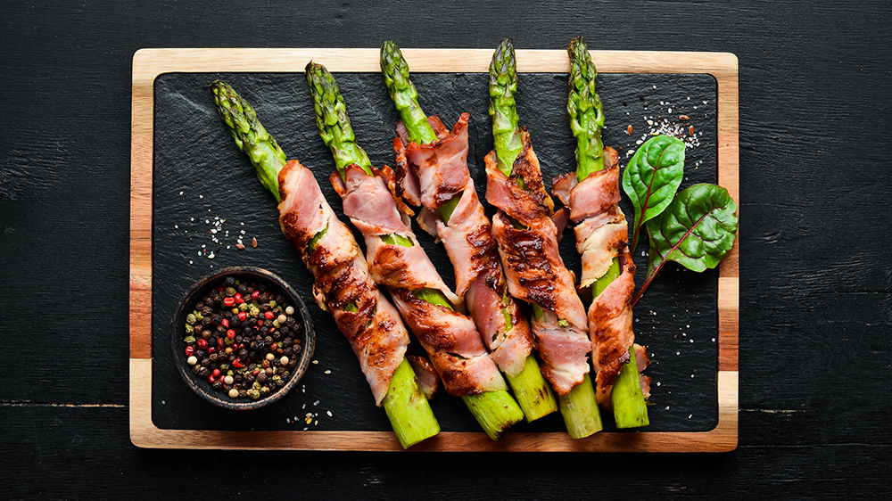 Asparagus baked with bacon and spices.